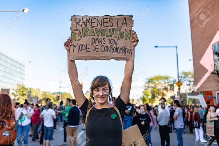 mujer levantando un cartel de protesta