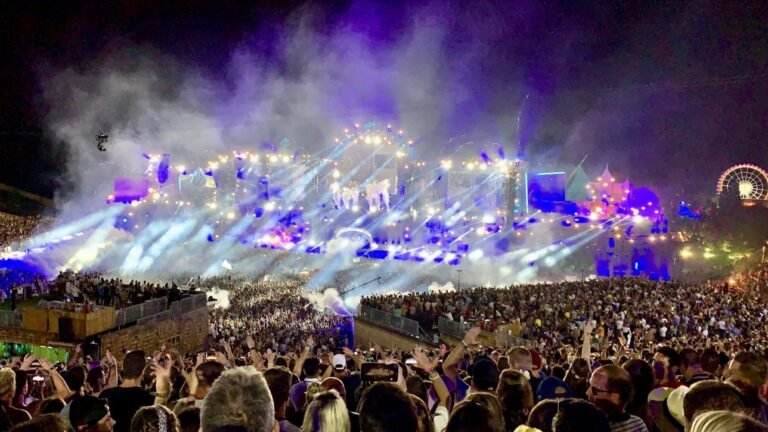 multitud en un concierto emocionante