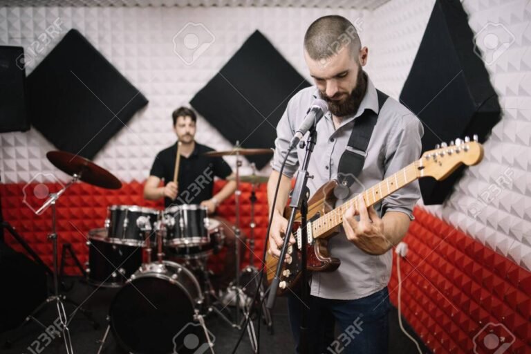 musicos ensayando en una sala creativa