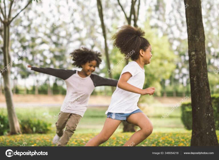 nina jugando al aire libre con alegria