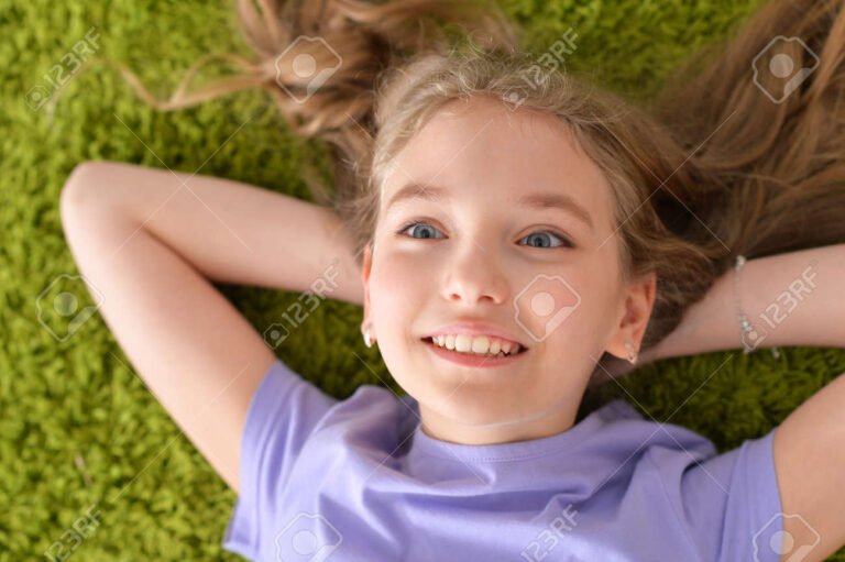 nina riendo con expresion divertida