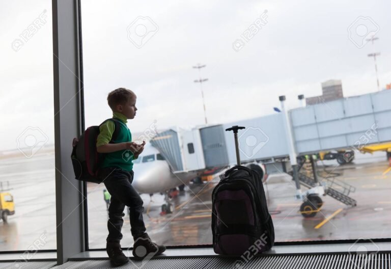 Qué se necesita para obtener el permiso del menor para viajar 17 nino con maleta en un aeropuerto
