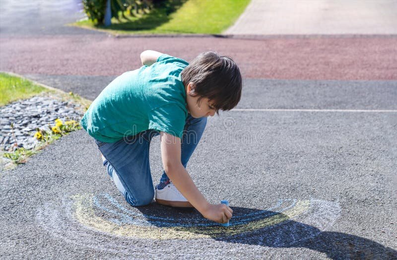 Qué actividades creativas con tiza son ideales para entretener a los niños