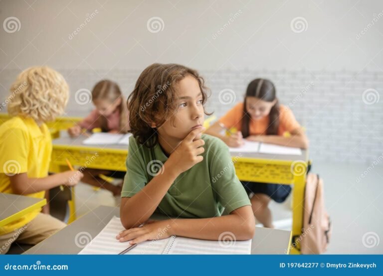 ninos en un aula con miradas preocupadas