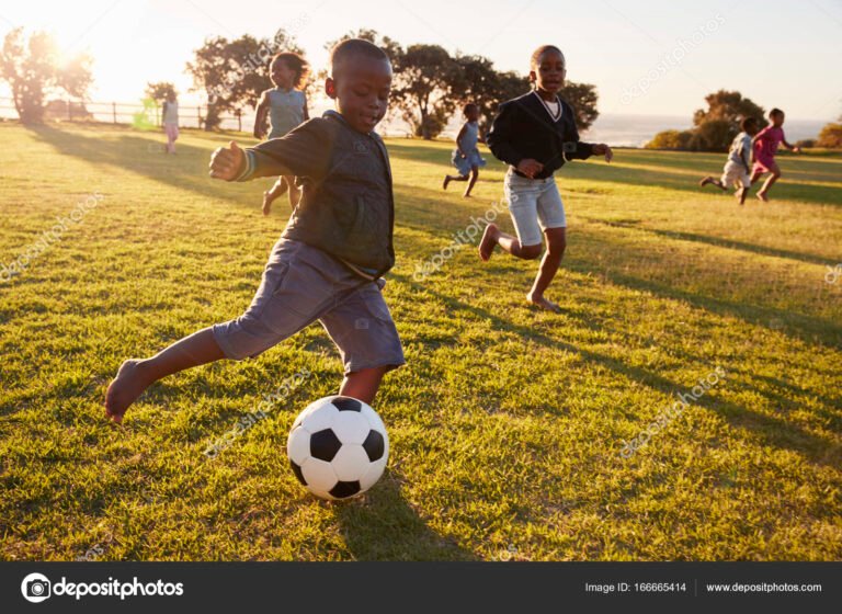ninos jugando al futbol en el campo