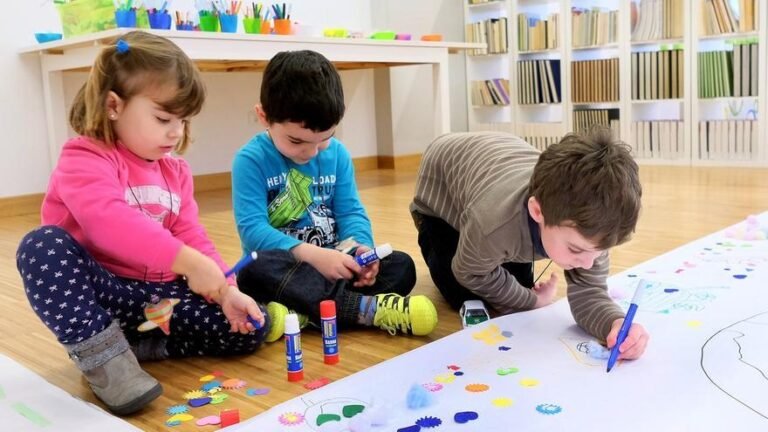 ninos jugando en un espacio educativo