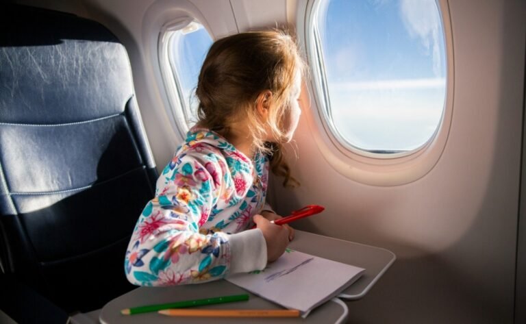 ninos viajando con documentos en mano