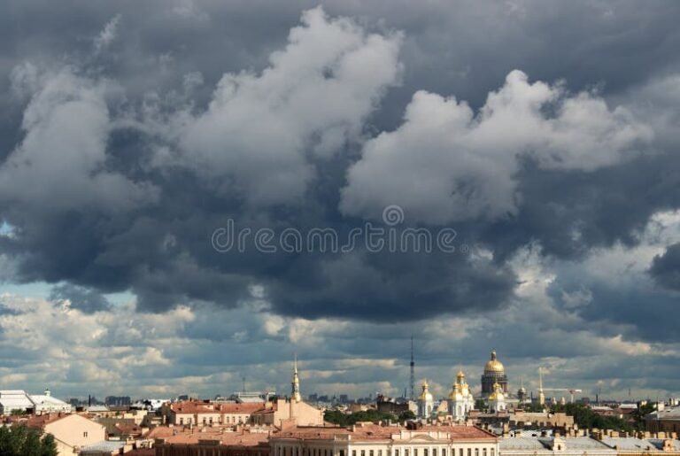 nubes oscuras sobre una ciudad