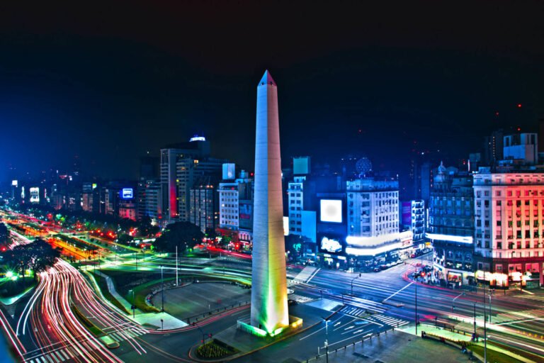 obelisco de buenos aires bajo luz nocturna