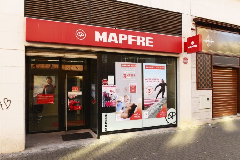 oficina de seguros en una ciudad