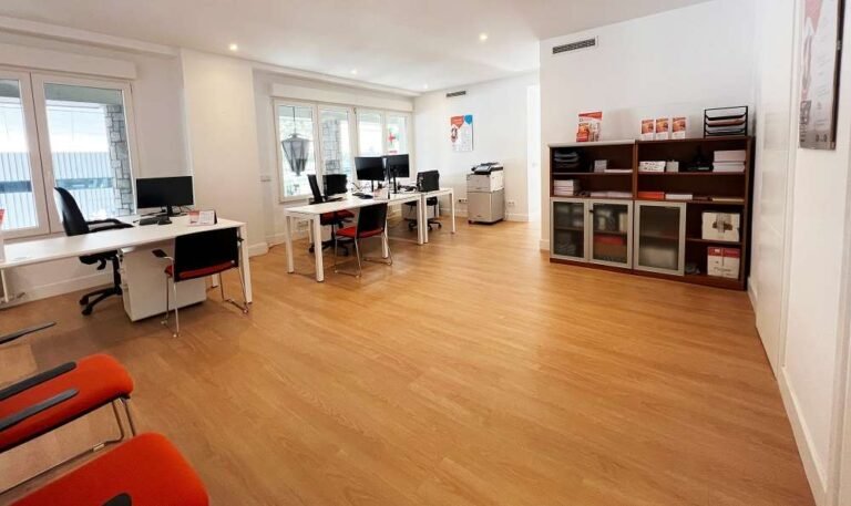 Qué información necesitas sobre SMG Cía Argentina de Seguros SA y su CUIT 12 oficina de seguros moderna y luminosa