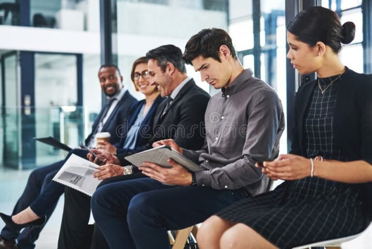 oficina moderna con personas haciendo fila