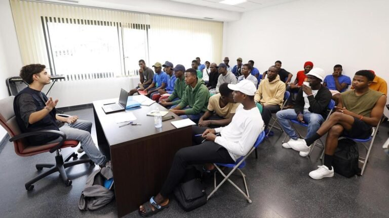 oficina publica con personas recibiendo asesoria