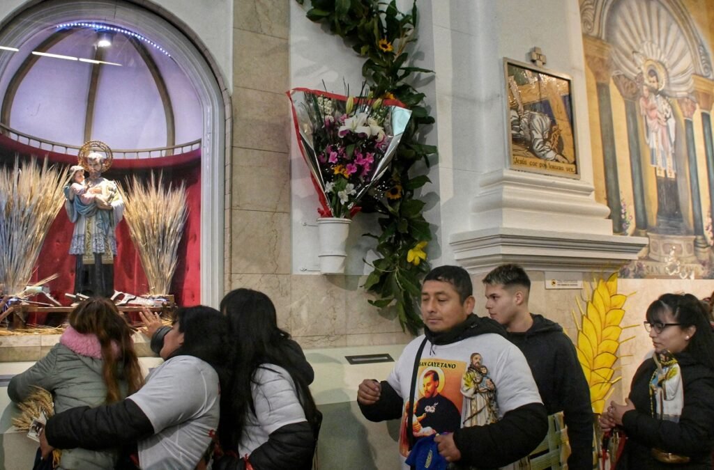 Qué se le pide a San Cayetano para obtener sus favores