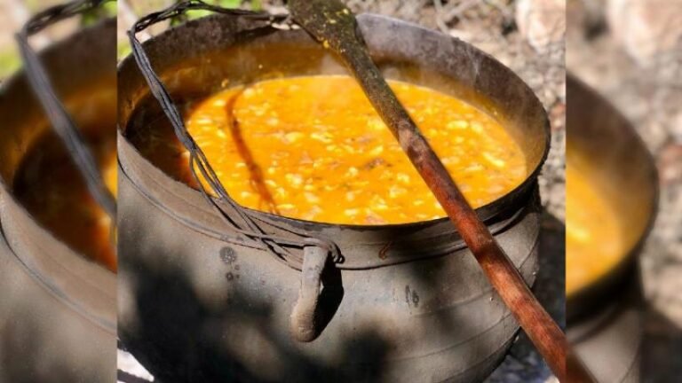 olla de locro humeante y colorido