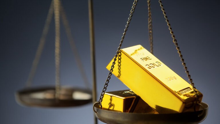 oro en lingotes brillantes sobre una balanza