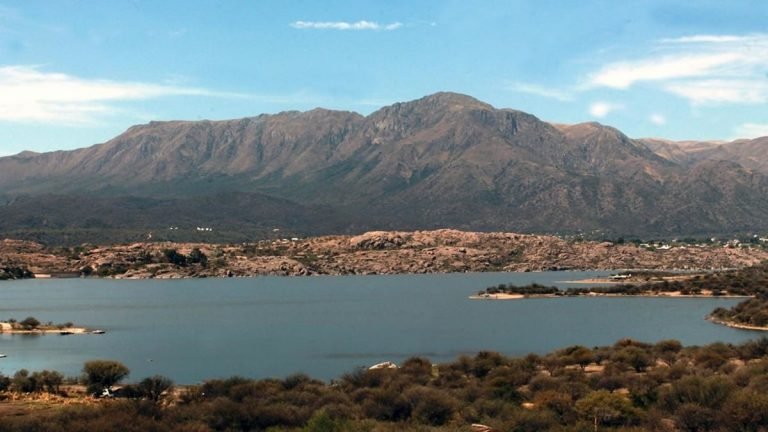 paisaje colorido de capilla del monte