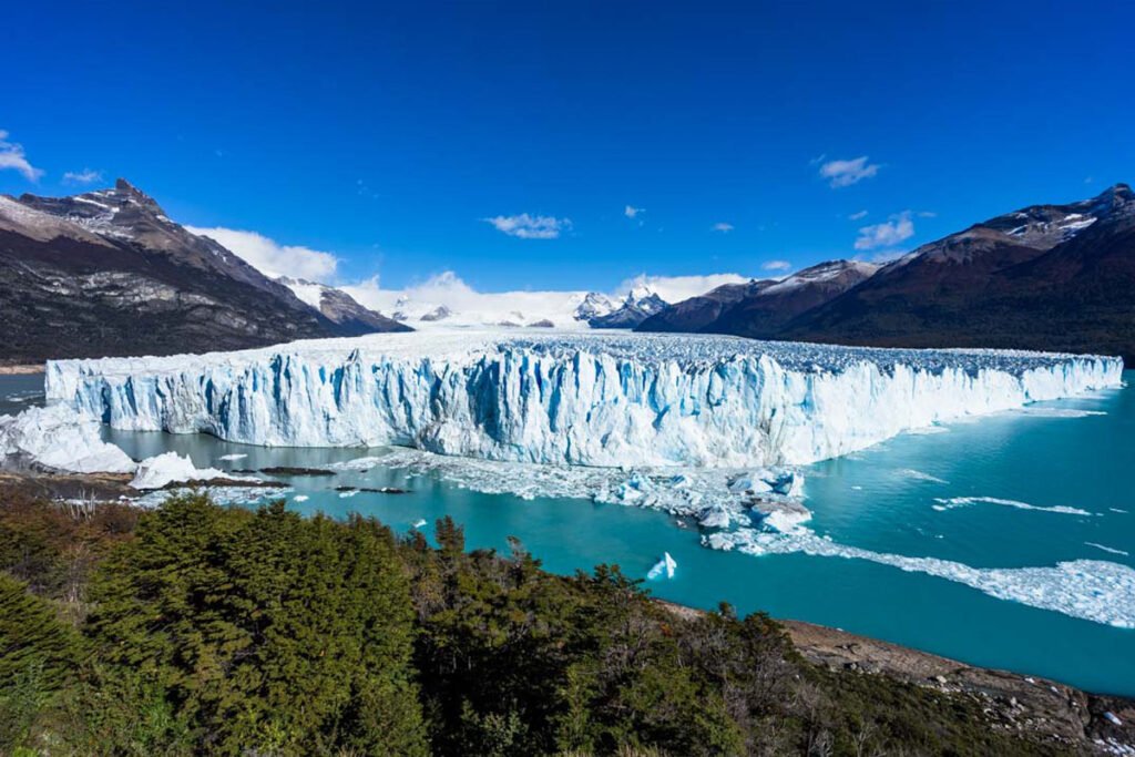 Qué lugares imperdibles visitar en Argentina de punta a punta 1 paisaje de montanas y glaciares argentinos