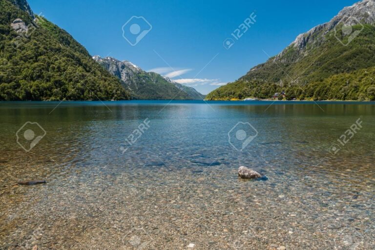 paisaje montanoso de bariloche en argentina