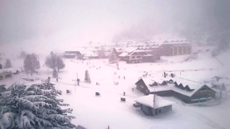 paisaje nevado en bariloche en noviembre