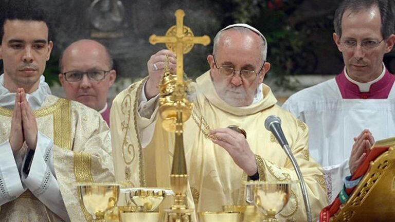 papa francisco en su primera misa