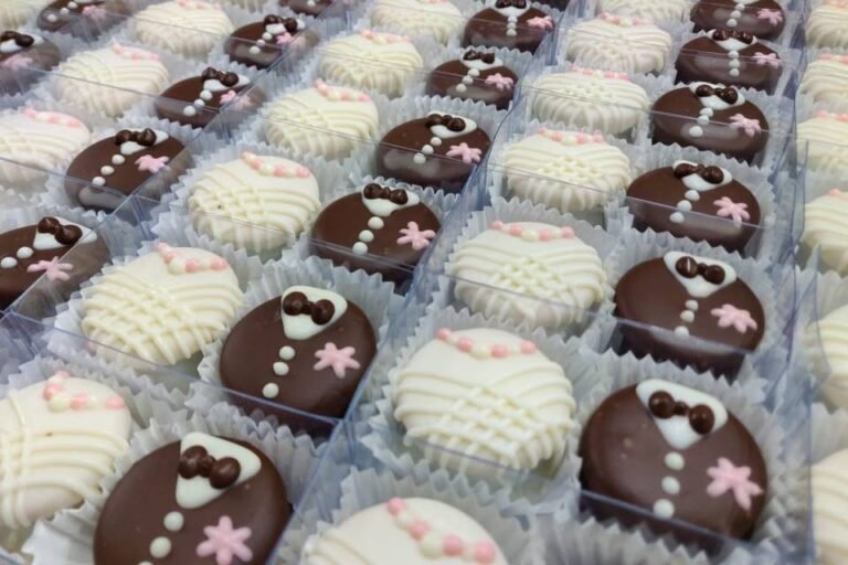 pareja compartiendo alfajores en la mesa
