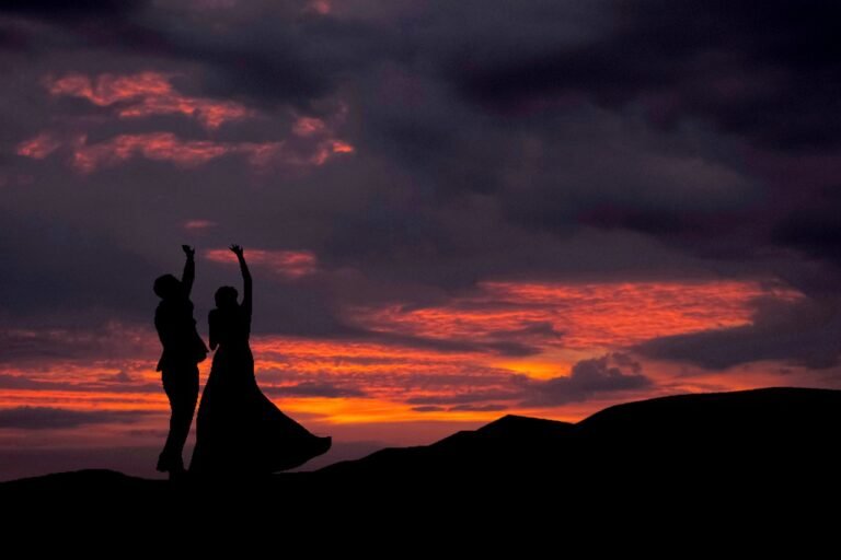 pareja disfrutando de un atardecer juntos