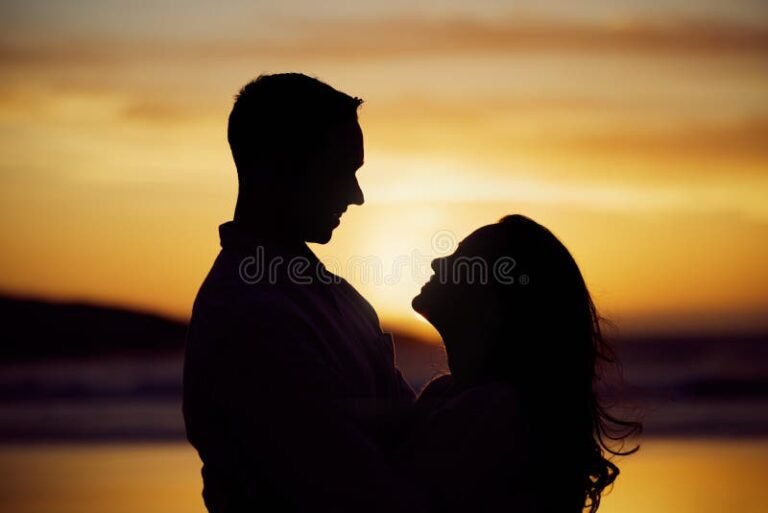 pareja disfrutando de un atardecer romantico