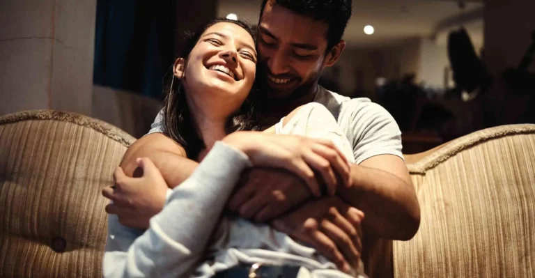 pareja disfrutando de un momento juntos