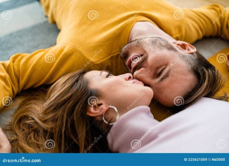 pareja feliz disfrutando de un momento juntos 1