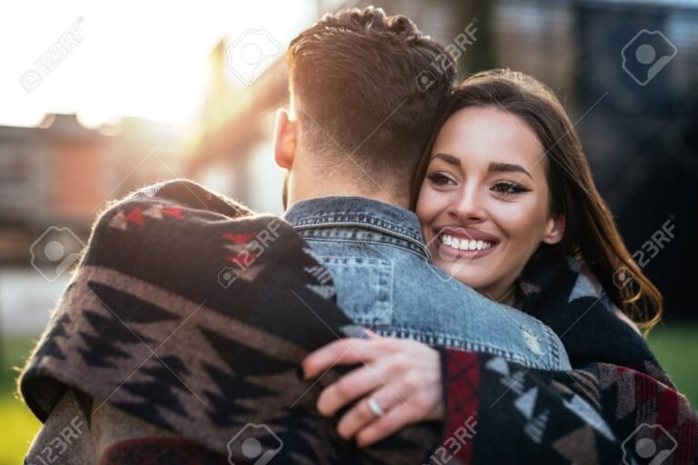 pareja feliz en un ambiente calido