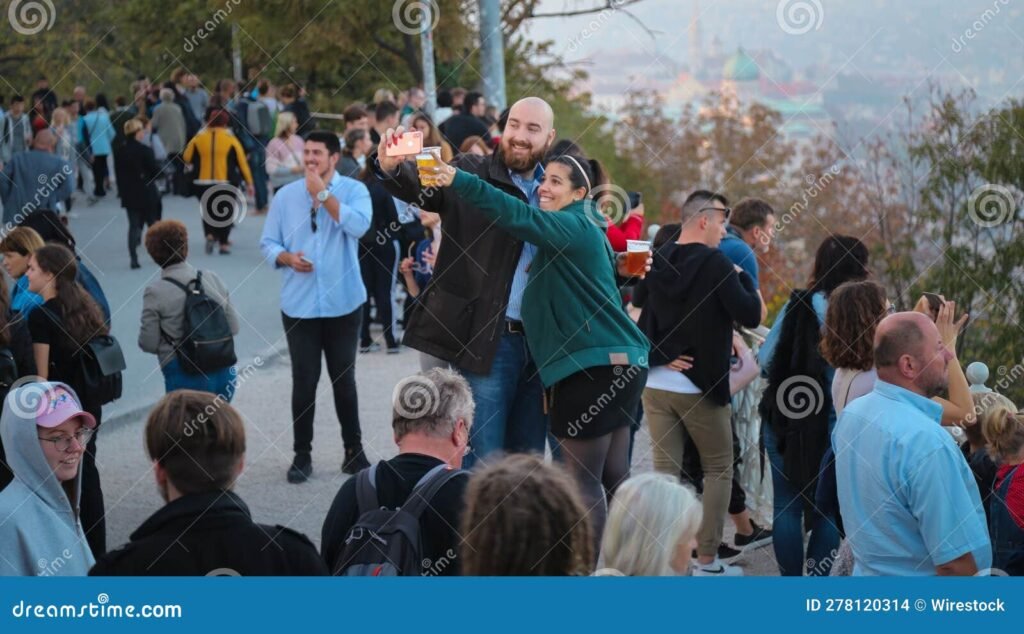 pareja feliz en un evento publico