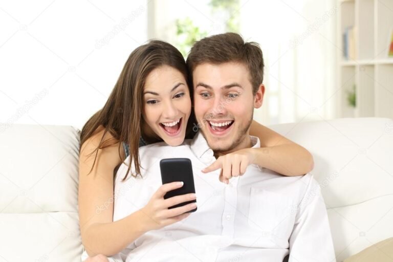 pareja mirando sus telefonos juntos