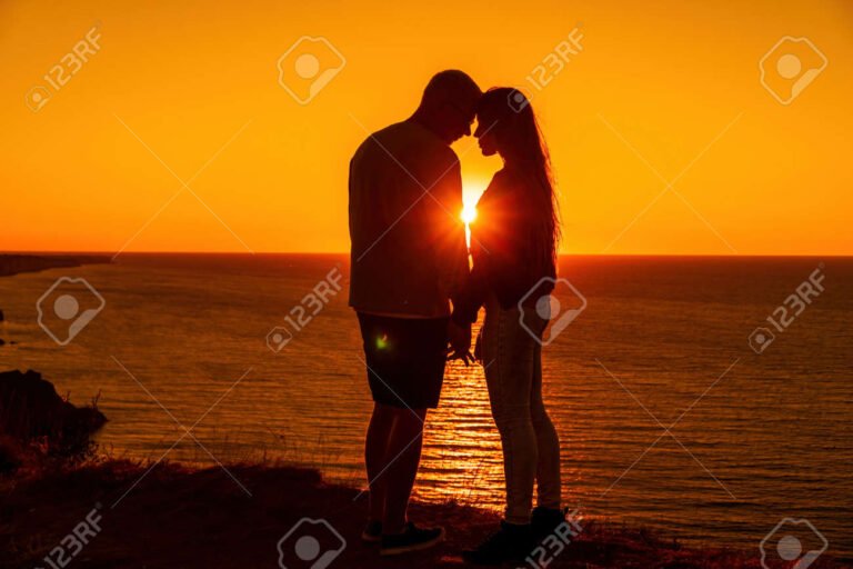 pareja romantica disfrutando de una velada