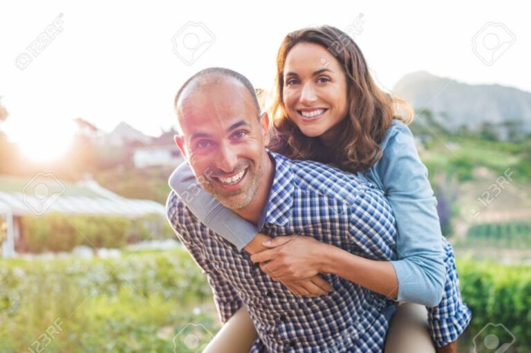 pareja sonriente disfrutando al aire libre