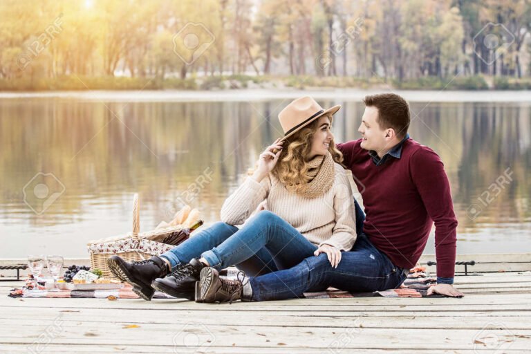 pareja sonriente en un ambiente casual