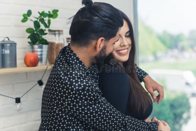 Cuáles son las edades del presidente de Francia y su esposa 29 pareja sonriente en un entorno elegante