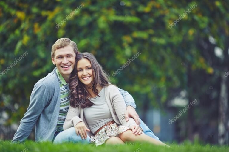 pareja sonriente en un entorno natural