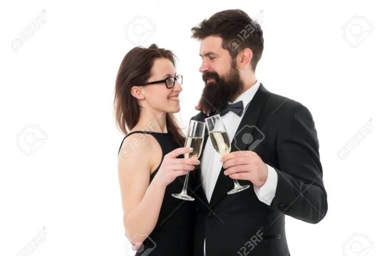 pareja sonriente en un evento elegante 1