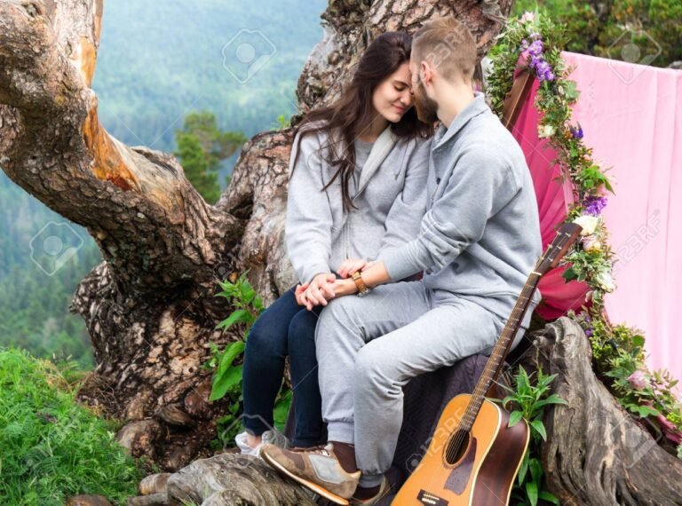 pareja sonriente en un paisaje romantico