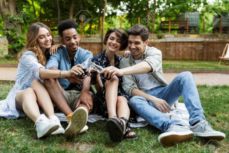parque con hombres conversando al aire libre