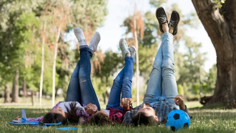 parque natural con familias disfrutando al aire libre