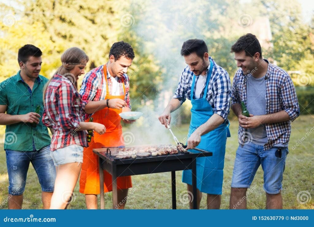 parrilla al aire libre con amigos felices