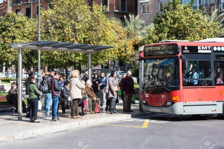 pasajeros esperando el autobus en la parada