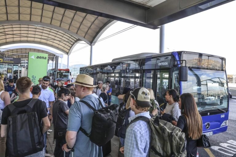 pasajeros haciendo check in en estacion de autobus
