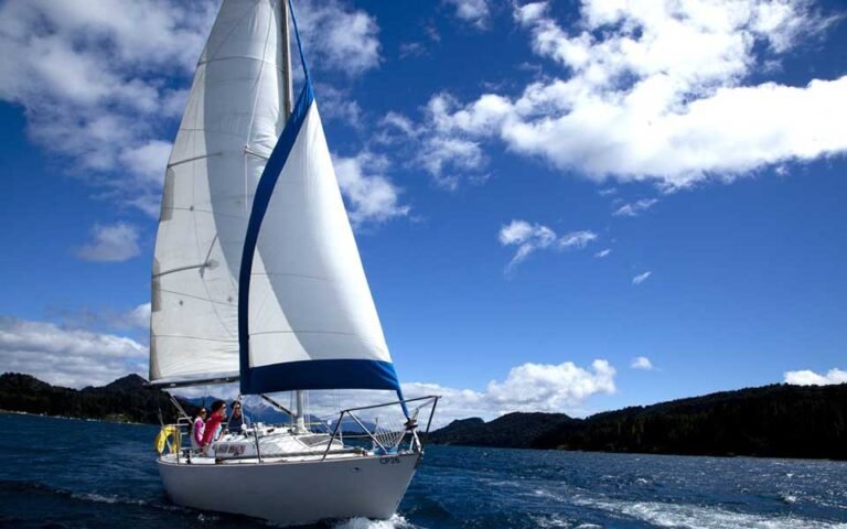 paseo en barco por el lago nahuel huapi
