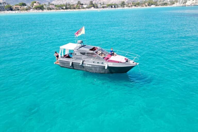 paseo en barco por lago cristalino