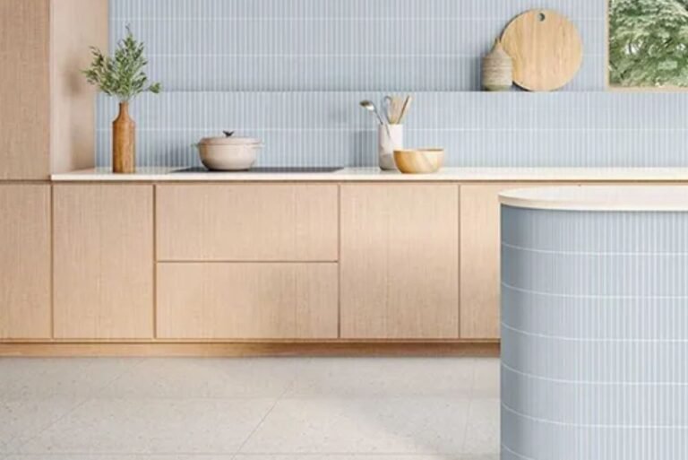 pava electrica moderna en cocina minimalista