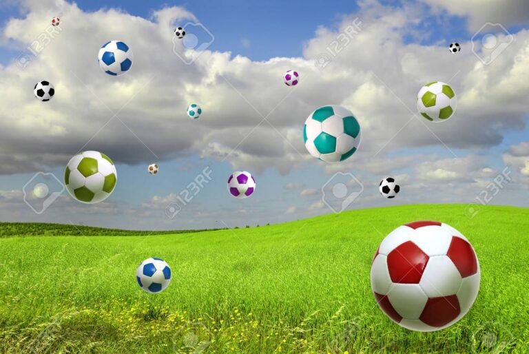 Cuándo juega el Inter de Miami con Messi en la próxima temporada 22 pelotas de futbol en un campo verde