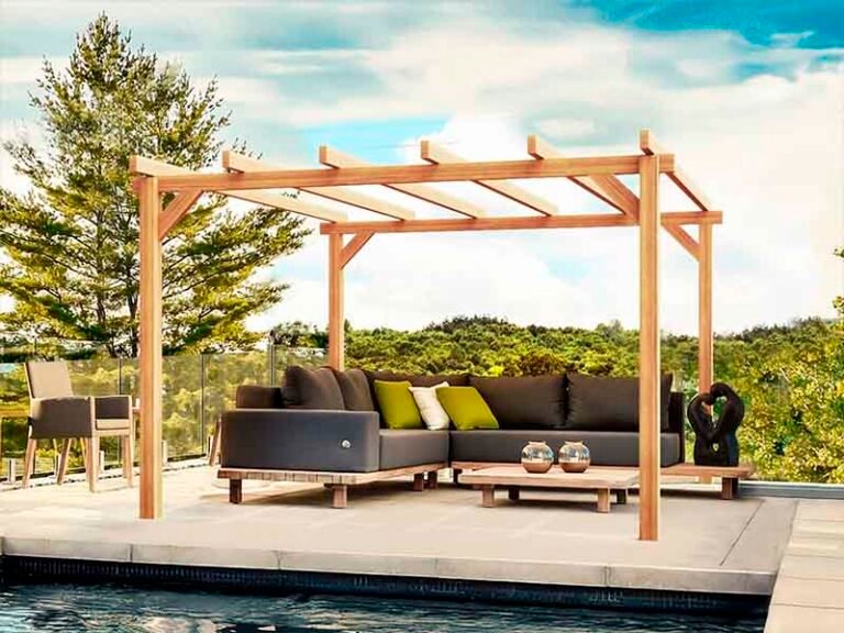 pergola de madera en jardin soleado